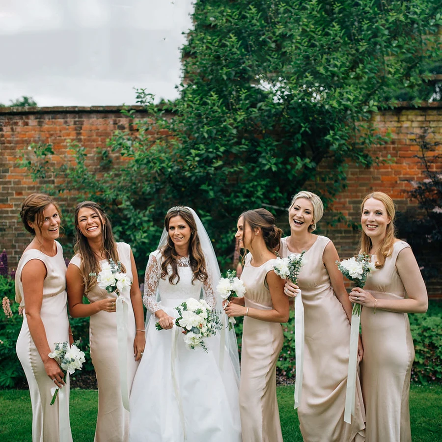 Grandi abiti da sposa con scollo tondo in raso Bowknot su misura Plus Size rustico elegante maniche lunghe in pizzo bottoni abito da festa di nozze