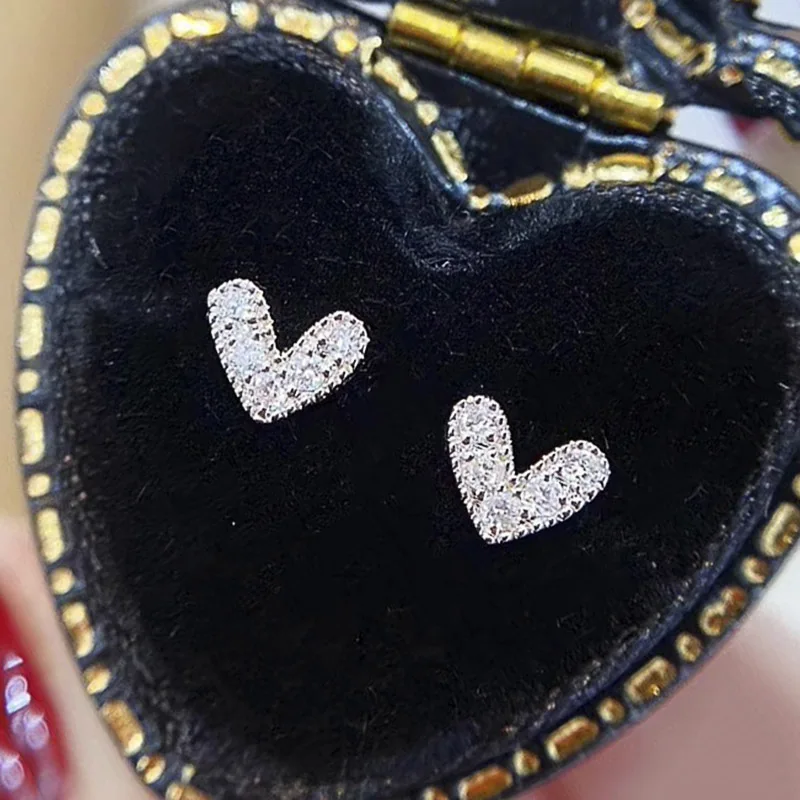 Huitan Exquisite kleine Herz-Ohrstecker für Damen, silberfarbene Ohrringe mit weißem Zirkonia, Hochzeit, trendiger Schmuck