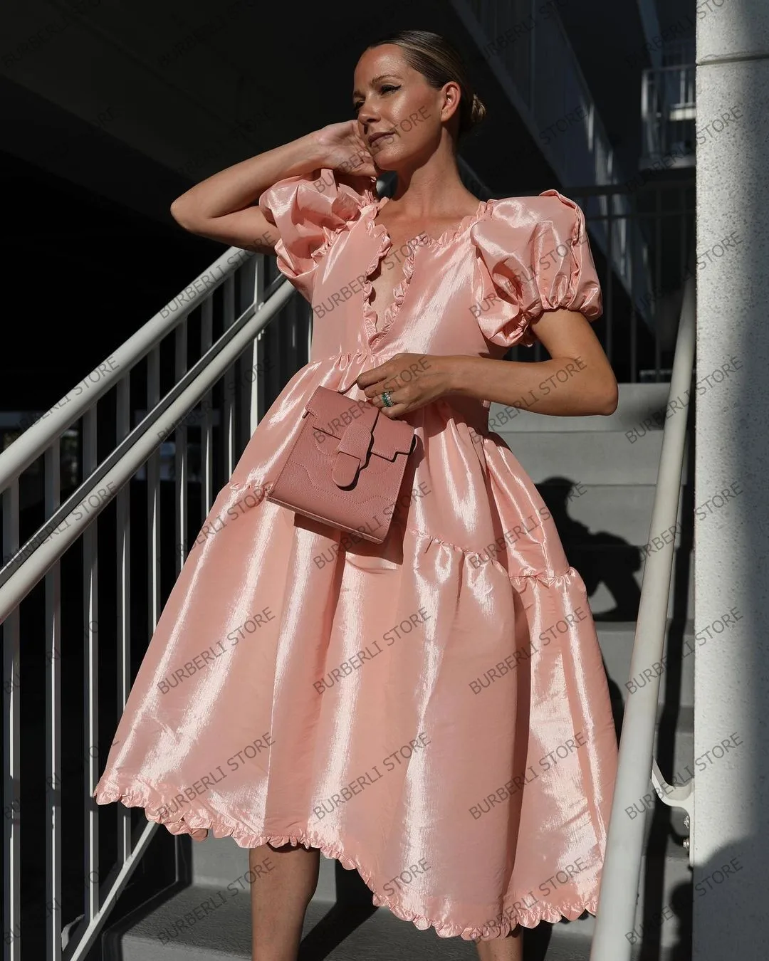 لطيف الطفل الوردي الكشكشة المرأة فستان صيفي مع نفخة كاب الأكمام مثير العميق الخامس الرقبة منتصف العجل فستاين سهرة/فساتين الحفلات الفتيات الساتان خلع الملابس