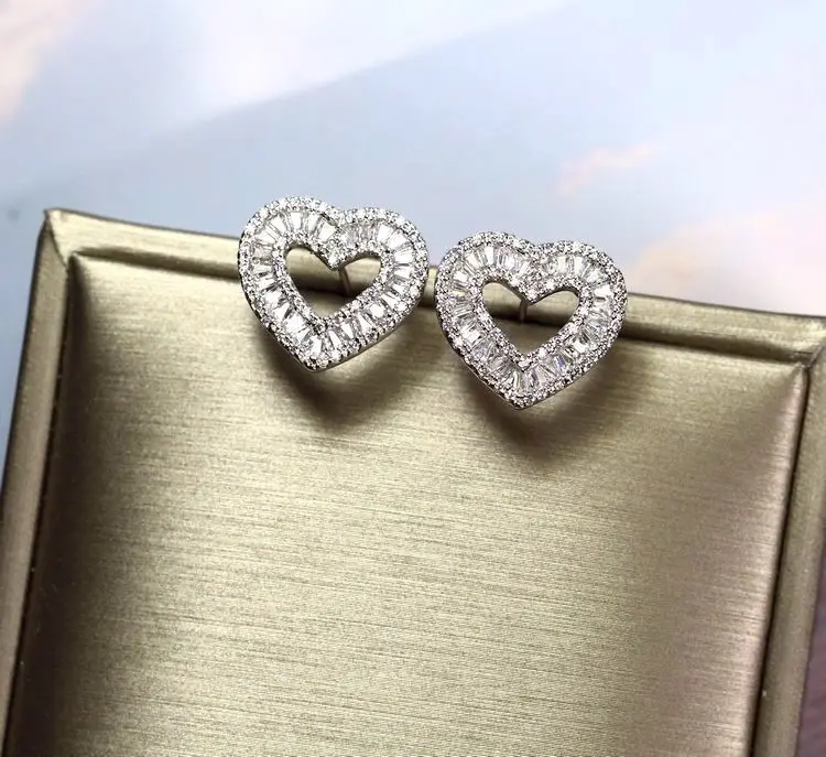 2024 New Classic Simple Cute Heart Shaped AAA Zircon 925 Silver Earrings Fashion Ladies Jewelry Ladies Earrings Designer Jewelry