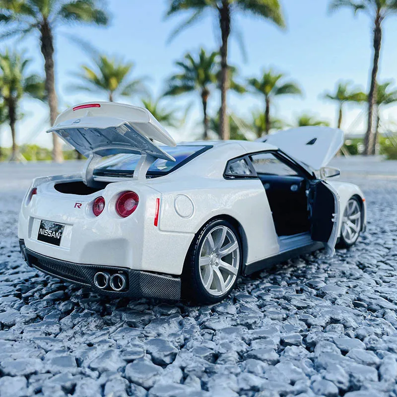 Bburago 1/18 2009 Nissan GT-R GTR R35 Alloy Retro Car Model Classic Car Model Car Decoration Collection gift God of War