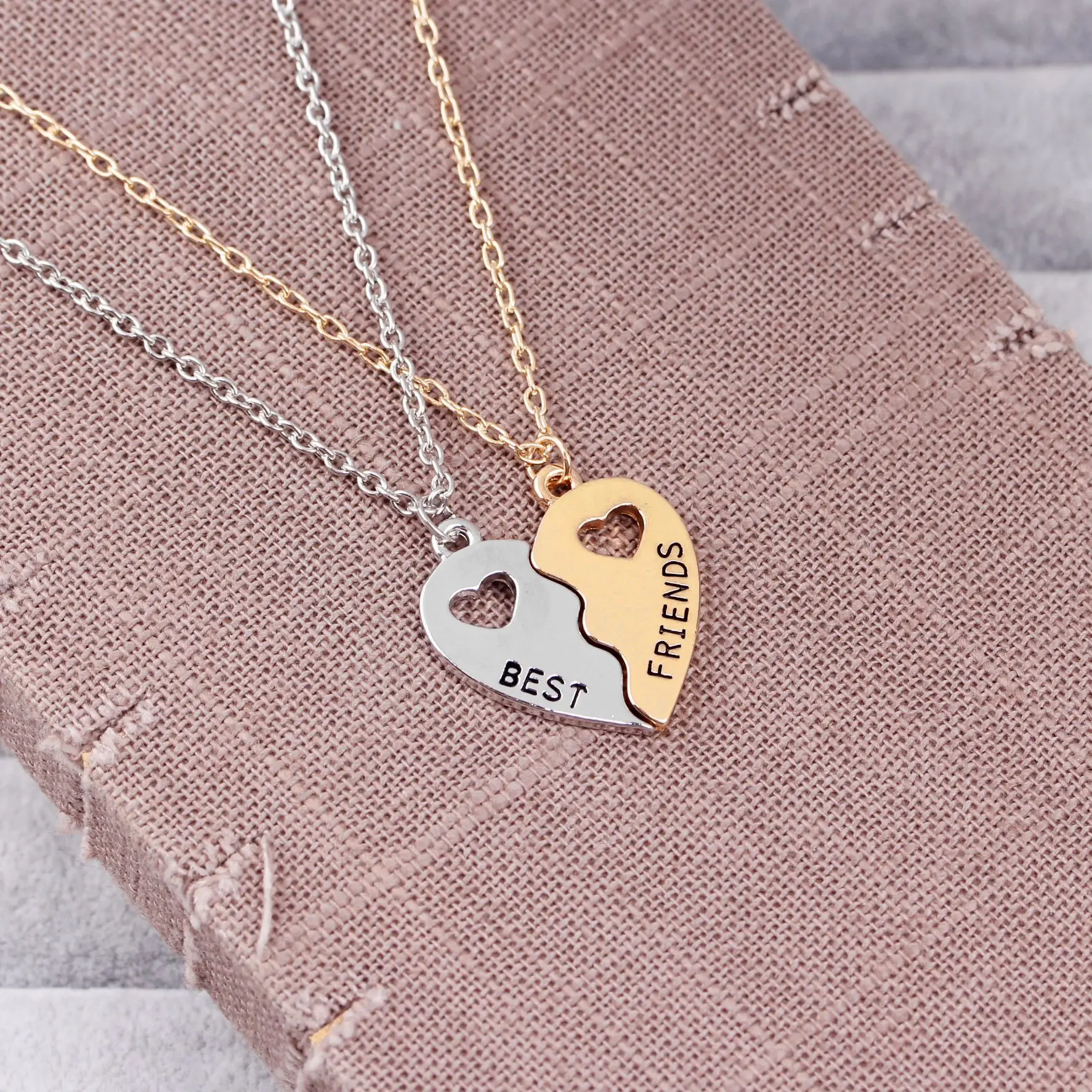 2 Pcs/Set Two Half Heart Stitching Necklace Fashion Simple Best Friend Hollow Metal Pendant Necklace Trendy Jewelry Accessories