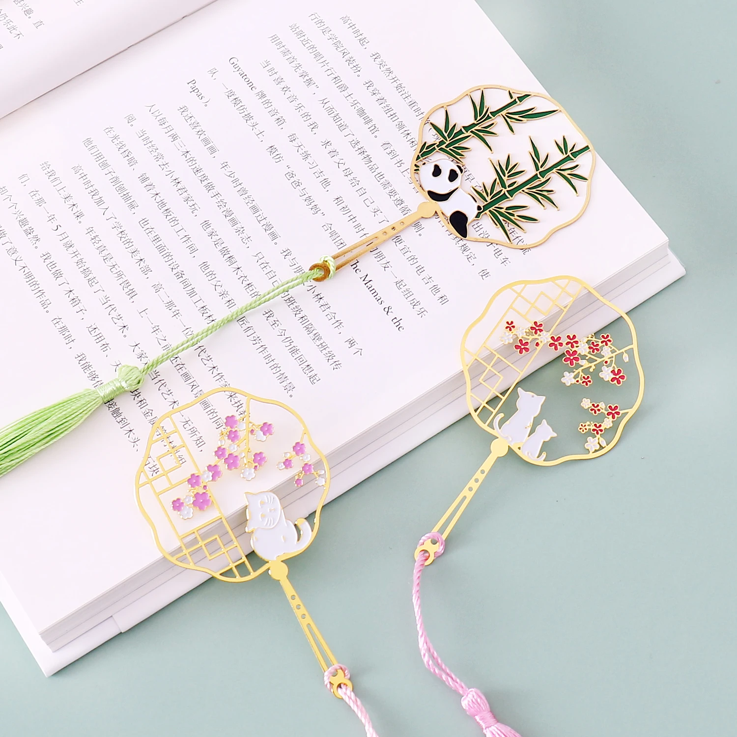 TUTU Retro Folding Fan Design Brass Bookmark Tasseled Hollowed Book Clip Pagination Mark Stationery School Office Supply H0546