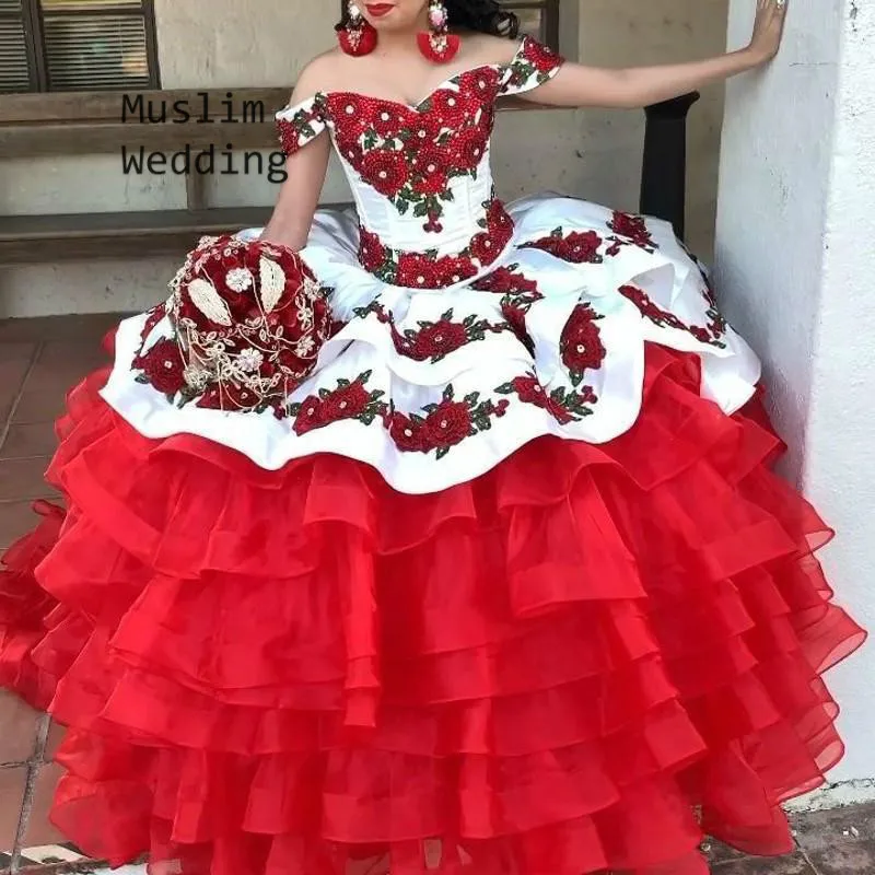 Wit En Rood Mexicaanse Quinceanera Jurk Met Tiered Rok Borduren Baljurk Corset Sweet 16 Jurk Extra Puffy Prom Dresses