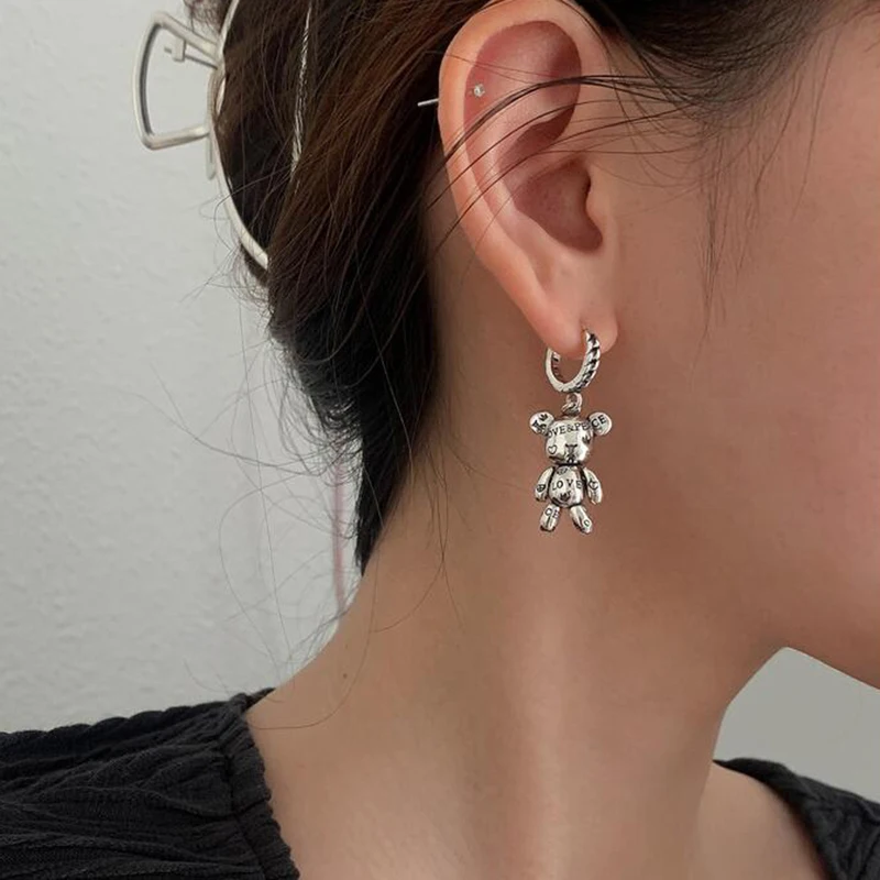 Pendientes de aro de Color plateado para mujer, aretes asimétricos de oso pequeño, corazón de amor, joyería de fiesta, accesorios Vintage