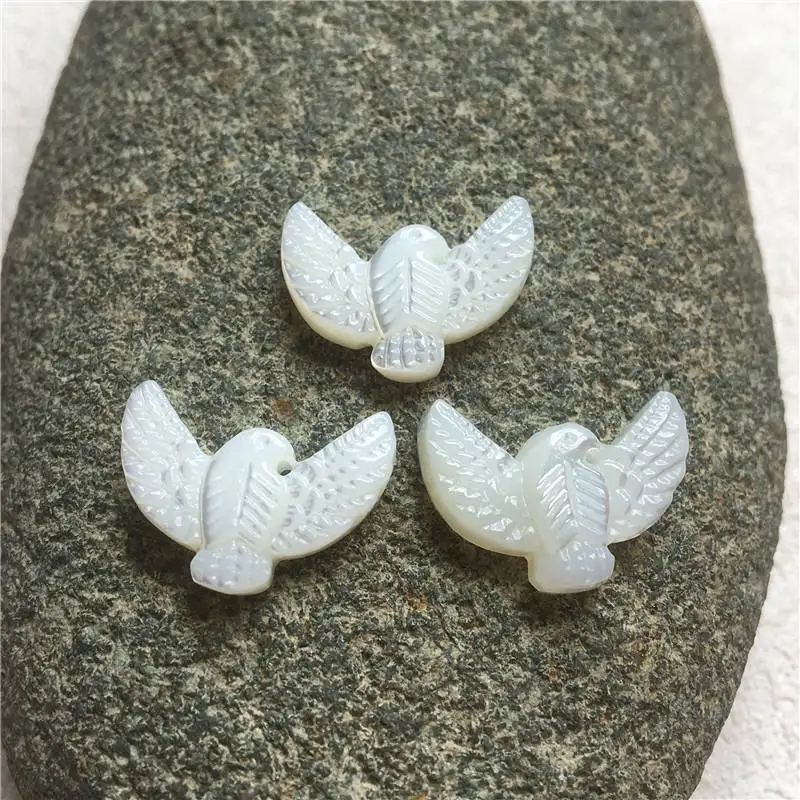 FUWO Natural Shell Carved Eagle Shape Jewelry Accessories Animal Motif Peace Dove Pendant 5 pieces/lot S027