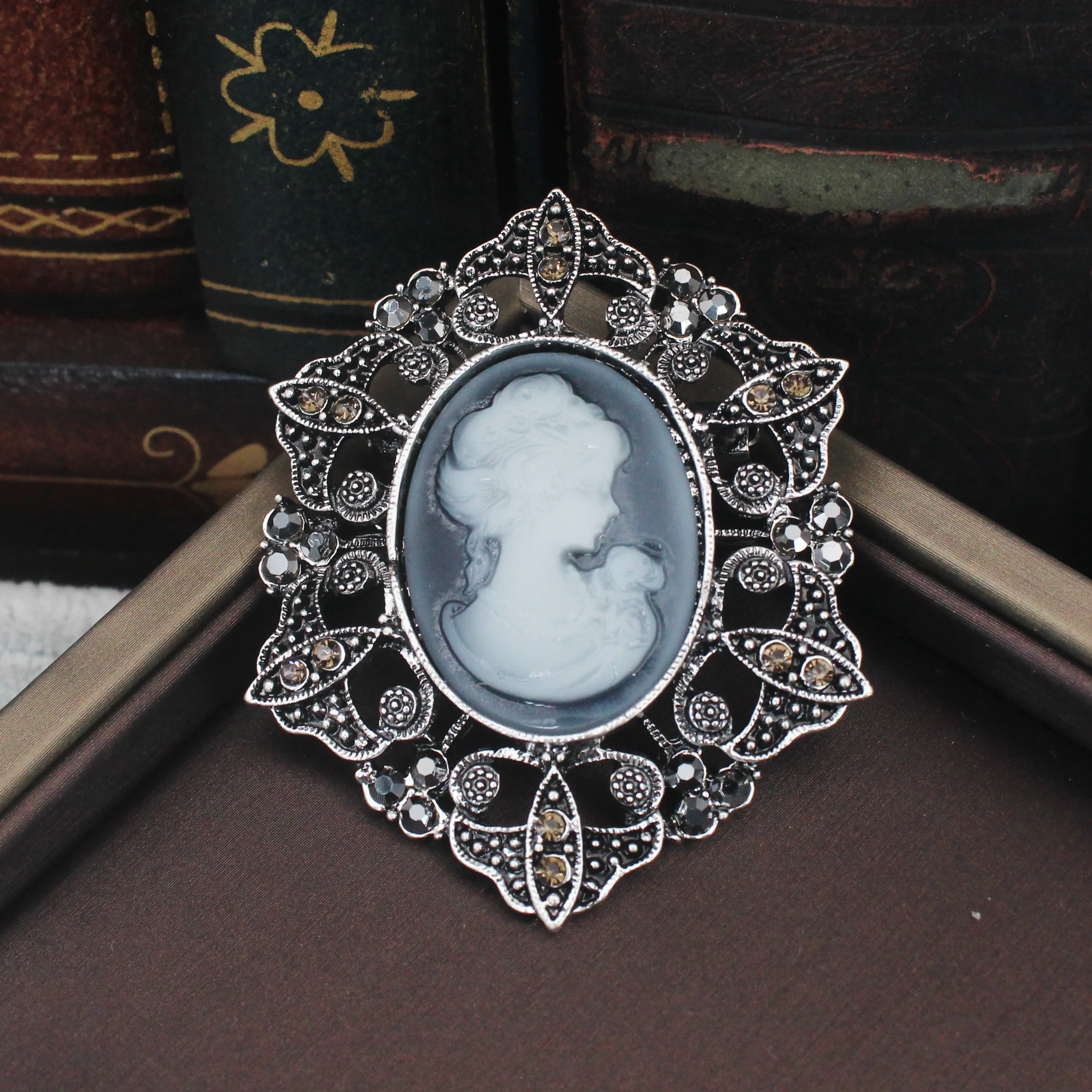 Crystal Rhinestones Cameo Vintage Brooches for Women Queen\'s Cameo Beauty Head Brooch Pin Clothing Accessories Girls Gifts
