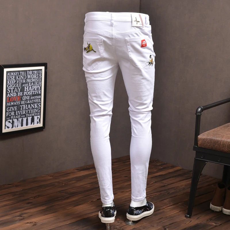Jeans bianchi da uomo con ricamo a uccello moda Streetwear pantaloni dritti in Denim elastico in cotone P86