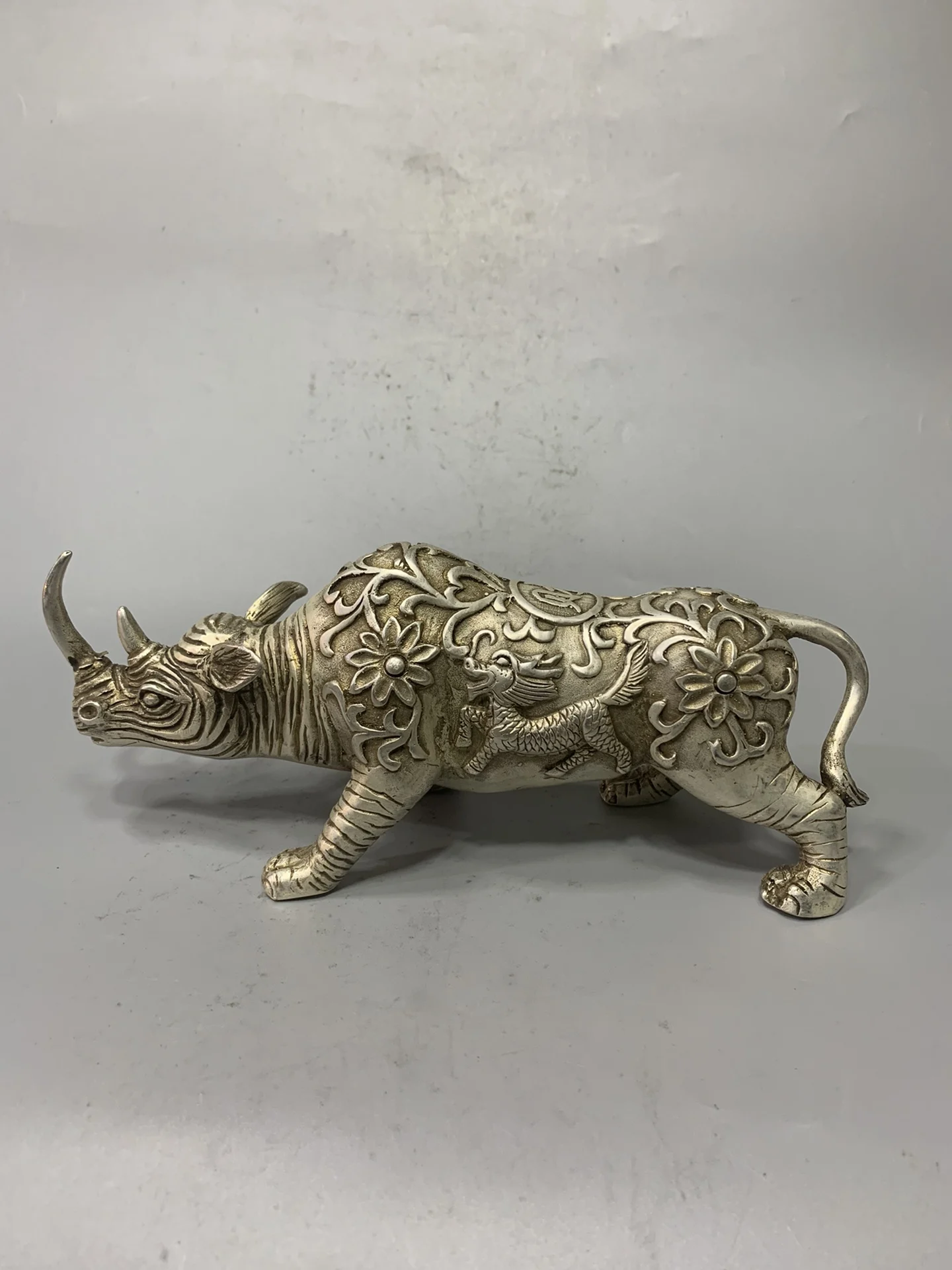 

High-quality antique bronze carvings white rhinoceros decorative ornaments