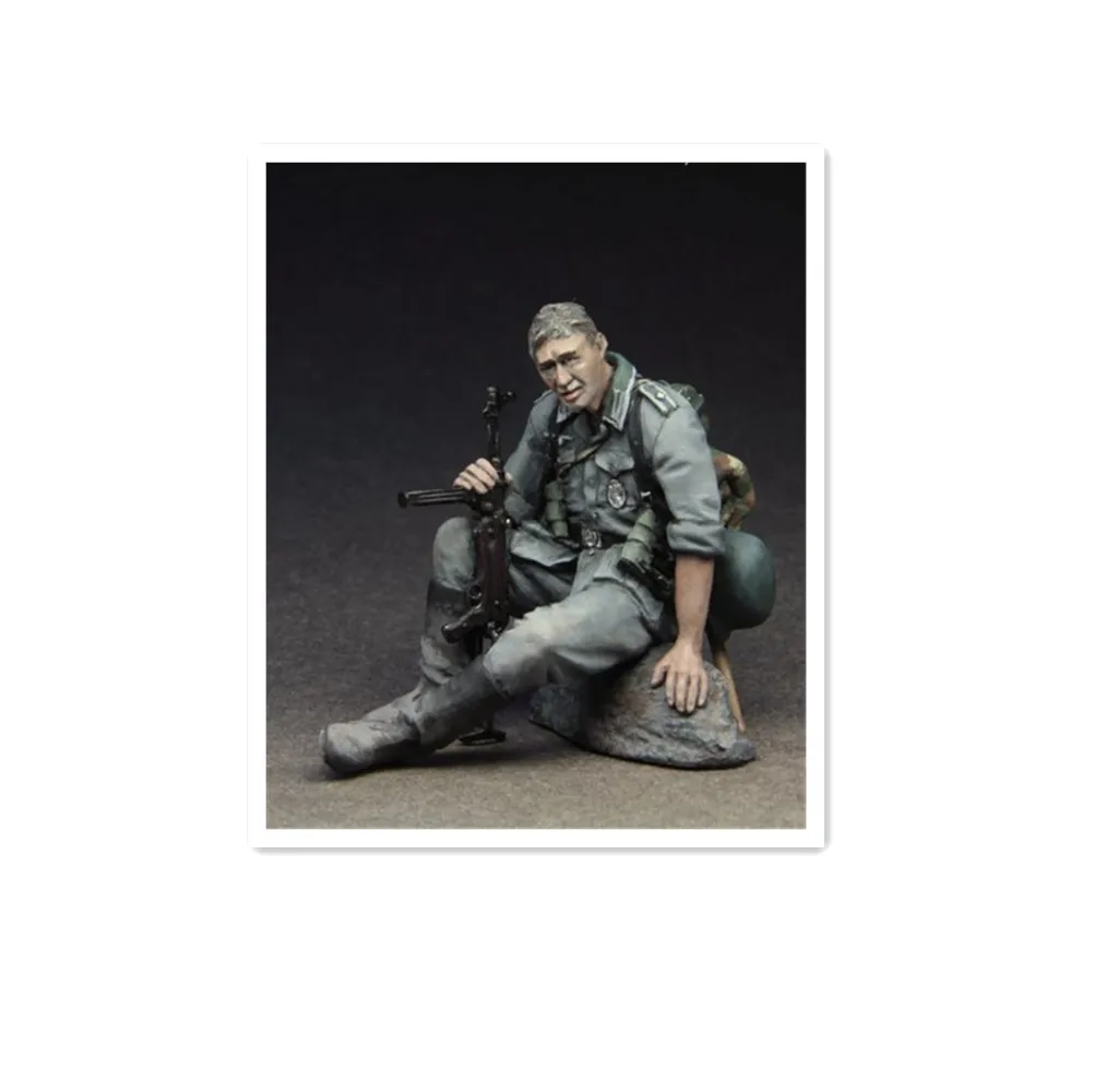 1:35 Resin kit  Soldier sitting on the stone resting 313