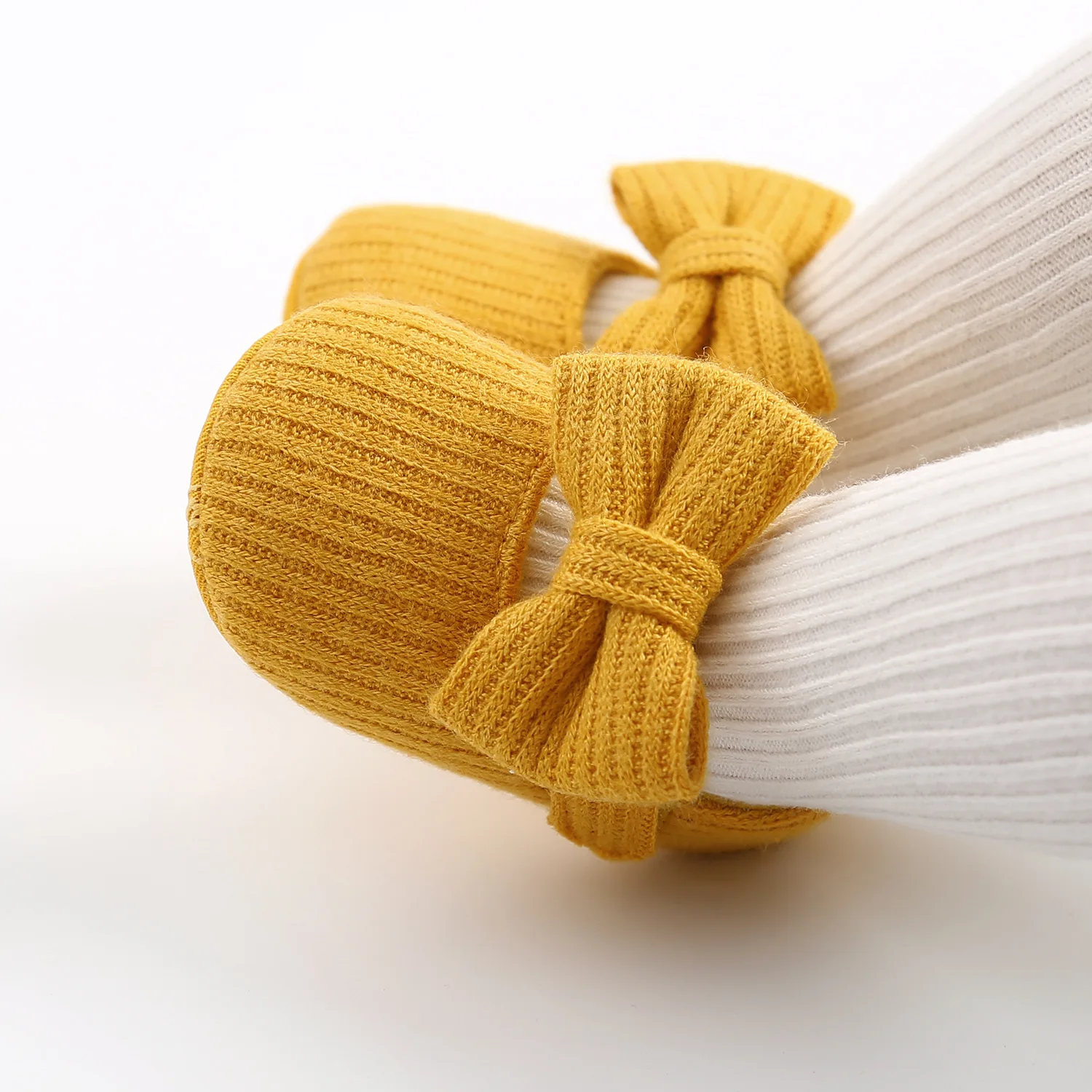 حذاء سرير أطفال بلون الحلوى ، وعقال ، ونعل ناعم غير قابل للانزلاق ، وغطاء رأس متقلب مع ربطة عنق