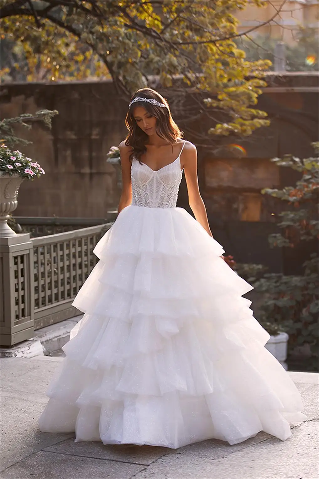 Vestidos de novia con falda escalonada brillante, apliques de encaje, Espalda descubierta, vestidos de novia de campo, vestidos de novia de princesa hechos a medida, 2021