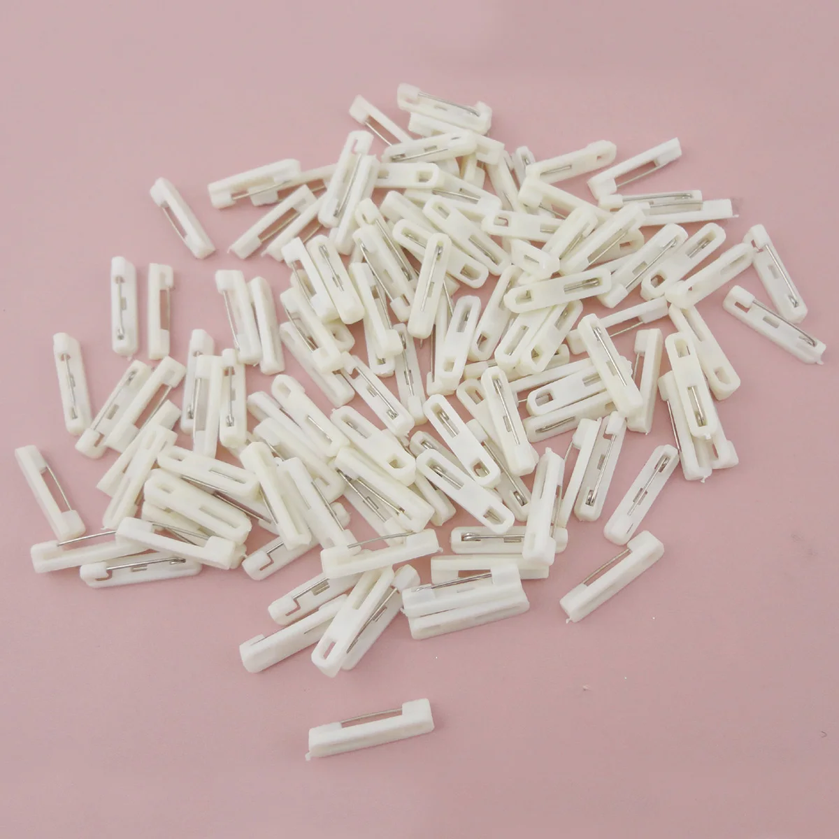 200PCS 3.0cm 2.0cm 3.6cm 4.2cm White Black Plastic Brooch Base Pin backs Plain Safety pins for DIY Badges Corsages