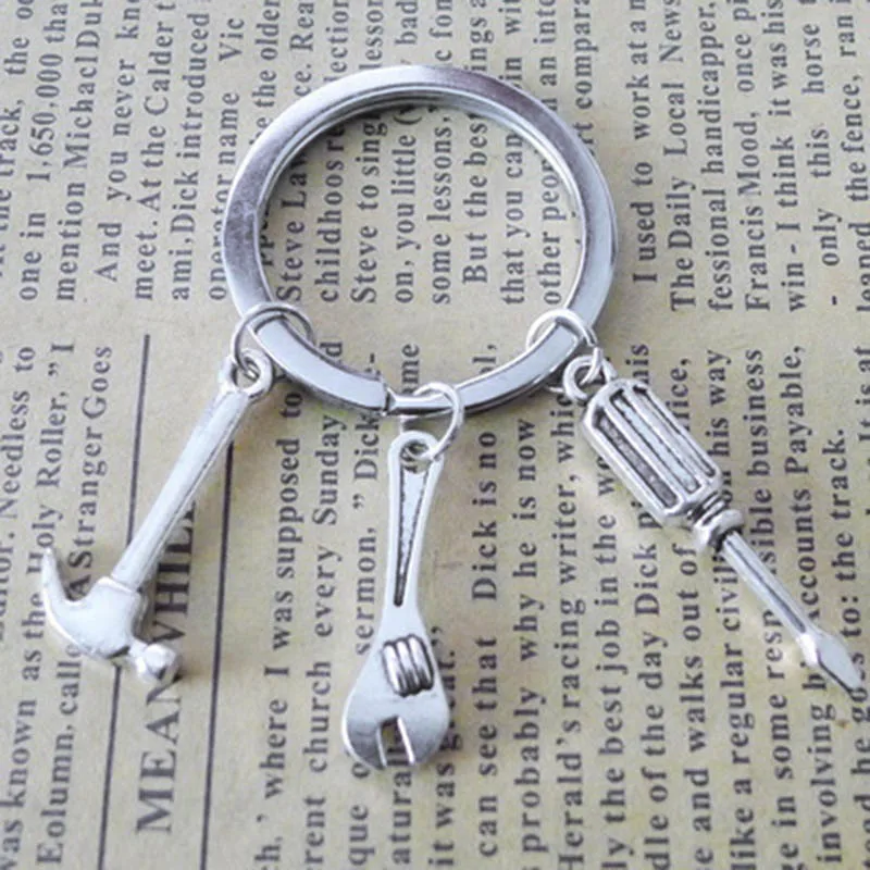 Neuer Werkzeug-Schlüsselanhänger mit Hammer, Schraubendreher und Schraubenschlüssel 'Wenn Papa es nicht reparieren kann' Vatertags-Geschenk Schmuck-Schlüsselring – Detail 2