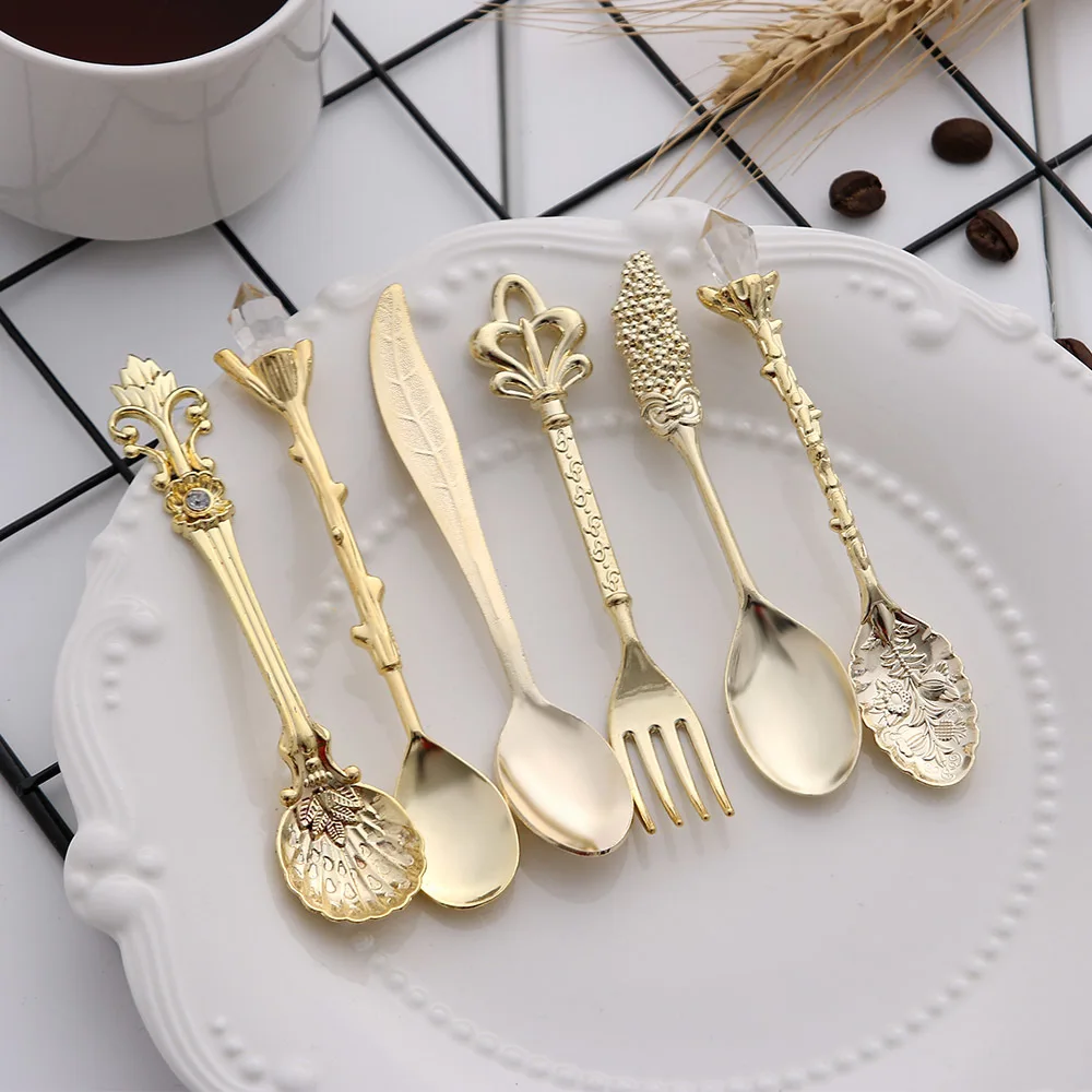 6 pezzi cucchiai Vintage forchetta posate Set Mini stile reale metallo intagliato oro cucchiaino caffè snack frutta Dessert forchetta attrezzo della