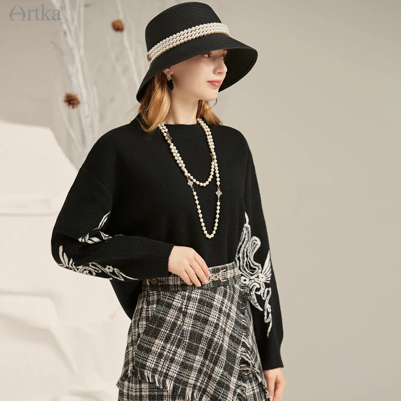 

ARTKA 2021 Autumn New Women Sweater Elegant Knitted Embroidery Pullover Sweater Loose Long Sleeve Black Knitwear Female YB22110D