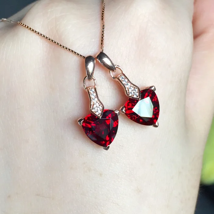 

Романтичный серебряный стиль с красным драгоценным камнем