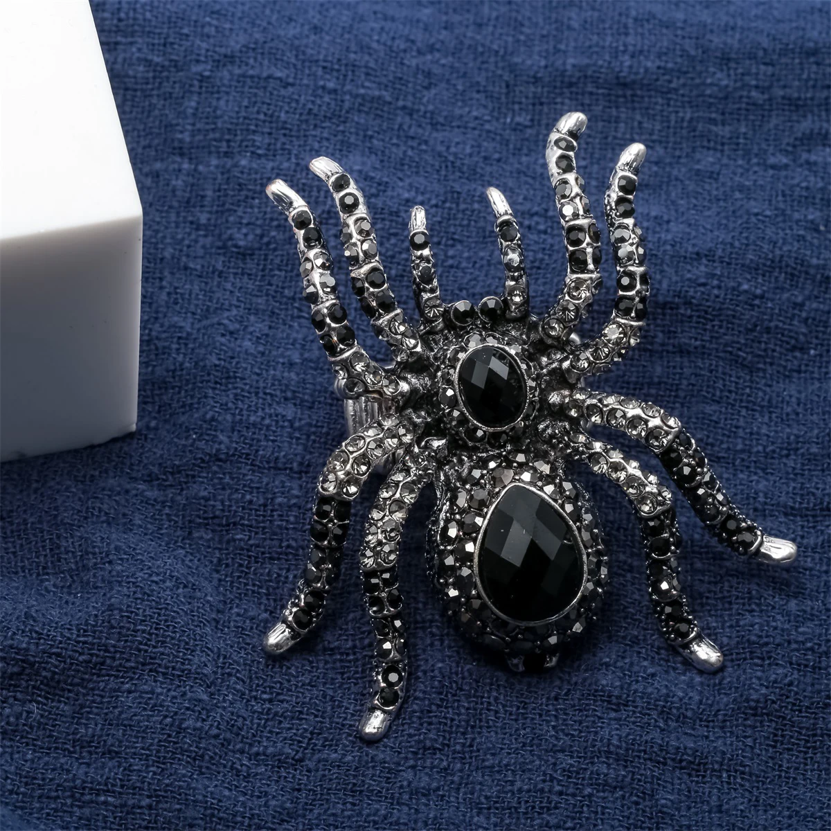 YACQ Spider Stretch Ring Scarf Clasp Halloween Party Jewelry Gifts Antique Black Dropshipping