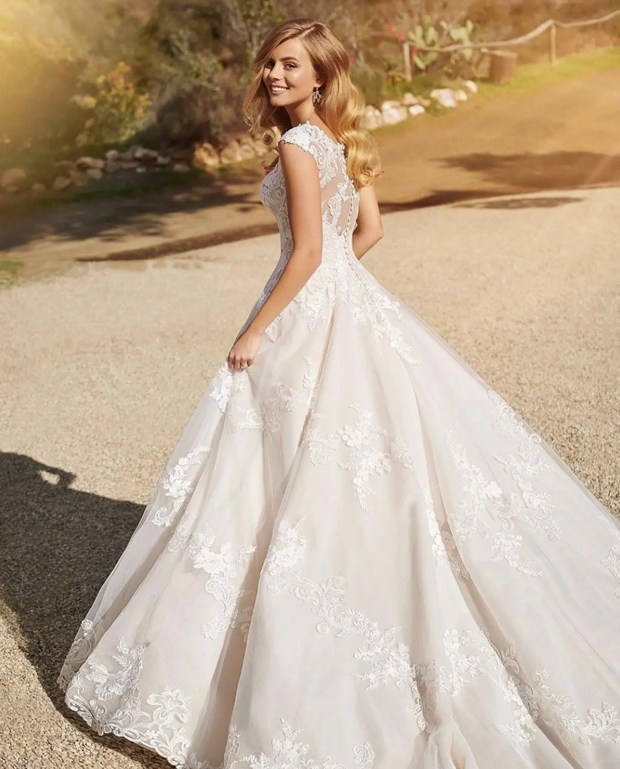 Abito da sposa a-line con scollo a v manica con cappuccio Appliques in pizzo perline con paillettes bottone lunghezza del pavimento Sweep Train splendido abito da sposa nuovo