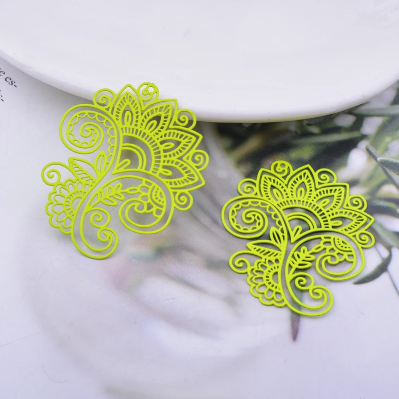 30 Stück AB6582 33*40mm Filigrane Fluoreszenzfarbene Blumenanhänger aus Metall-Messing Dünne Anhänger für Ohrringe – Detail 7