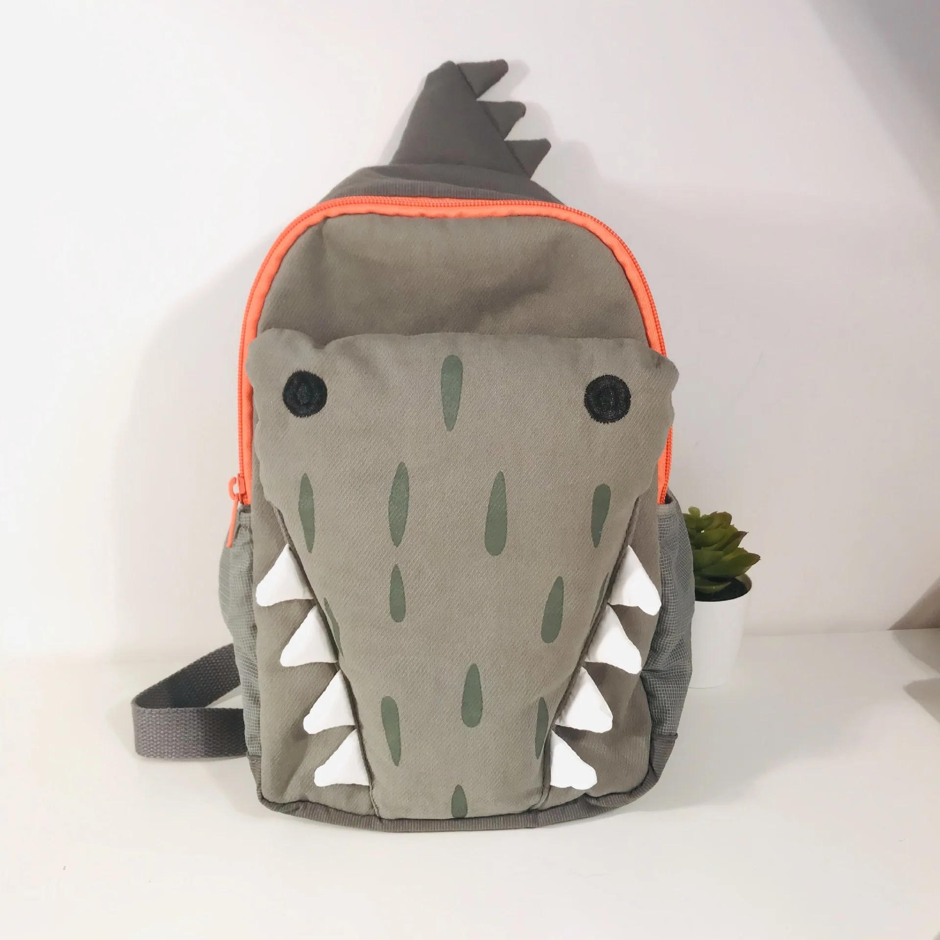 New cute and personalized three-dimensional student school bag green crocodile backpack