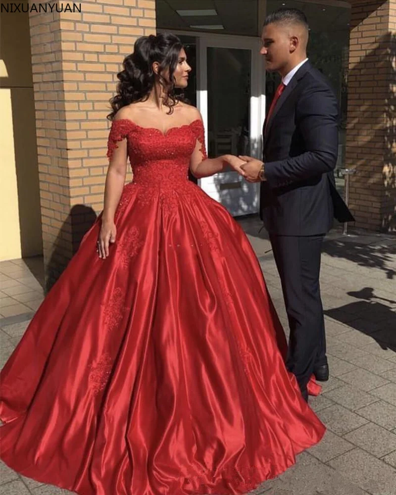 2021 Sexy Đỏ Đậm Bầu Quinceanera Áo Lệch Vai Ren Hạt Satin Sweet 16 Phồng Đảng Cuộc Thi Vũ Hội Buổi Tối bộ Đồ Bầu