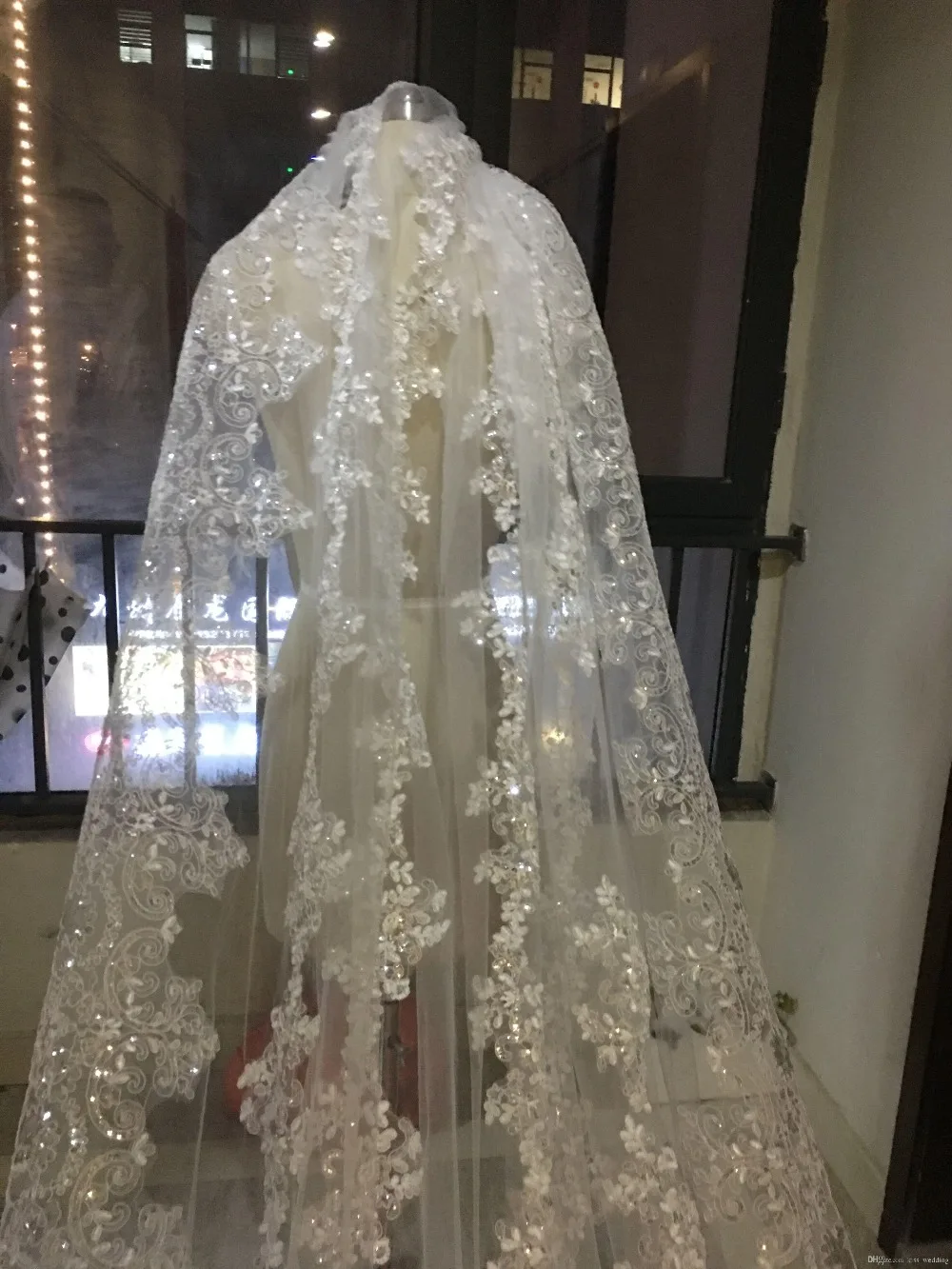 Nieuwe Luxe Pailletten Kralen Kathedraal Bridal Veils Applique Lace Edge Kristallen Bevestigd Custom Made Lange Wedding Veil Gratis Kam