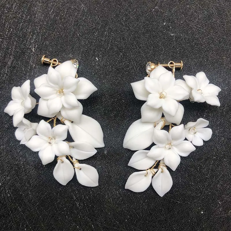 

Пасторальный стиль, ручная работа, белый керамический цветок, жемчуг, романтические серьги-клипсы для невесты, женские серьги для выпускного вечера, аксессуары для волос