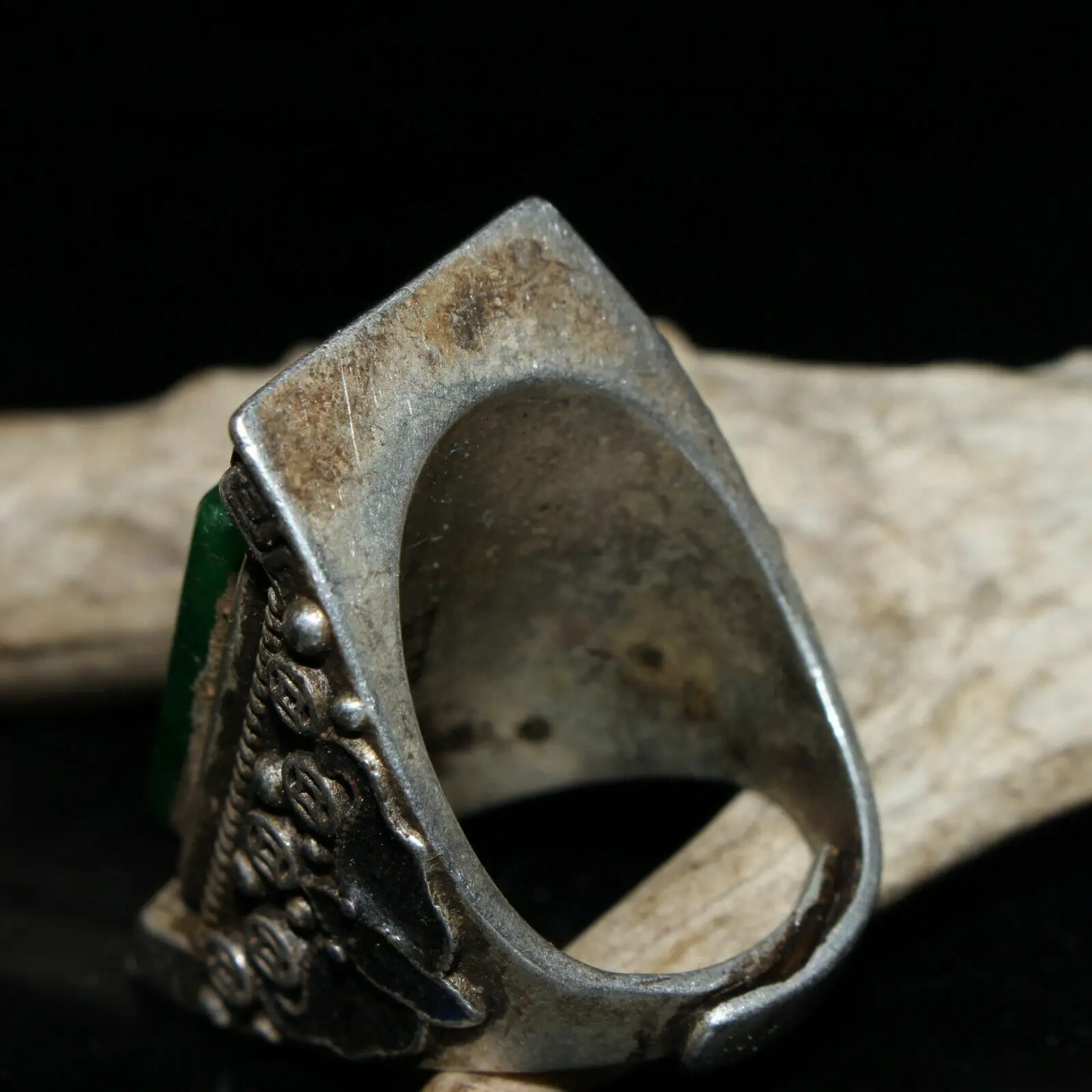 Chinese Old Craft Made Old Tibetan Silver Emerald Inlaid ring