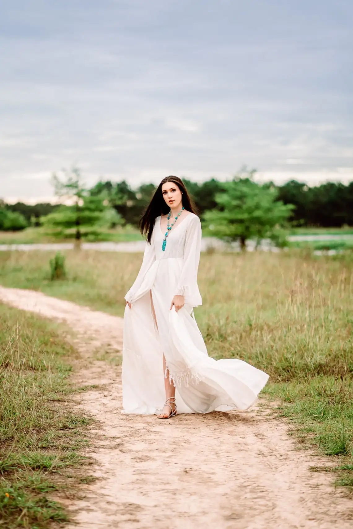 Robe de mariée vintage en dentelle avec manches longues évasées, chic, pour les patients de plage, quel que soit le col en V, ligne A, fente centrale, lacets, train de balayage, 2024