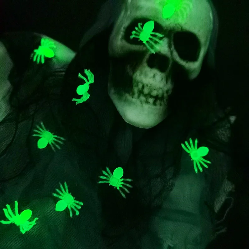 50pcs Mini Luminous Spiders Scary Props Halloween Decoration Glow In The Dark for Haunted House Bar Party Decor Simulation Toys