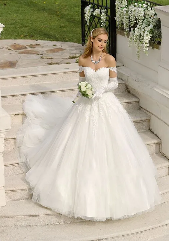 

Sweetheart Neckline Off the Shoulder Beading Lace Applique A-line Bridal Dress Soft Tulle Button Back Court Train Wedding Dress