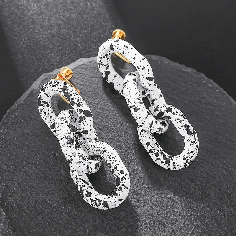 2021 Winter New Style Black and White Dots Oval Acrylic Chain Clip on Earrings for Women Long Exaggerated Non-piercing Ear Clips