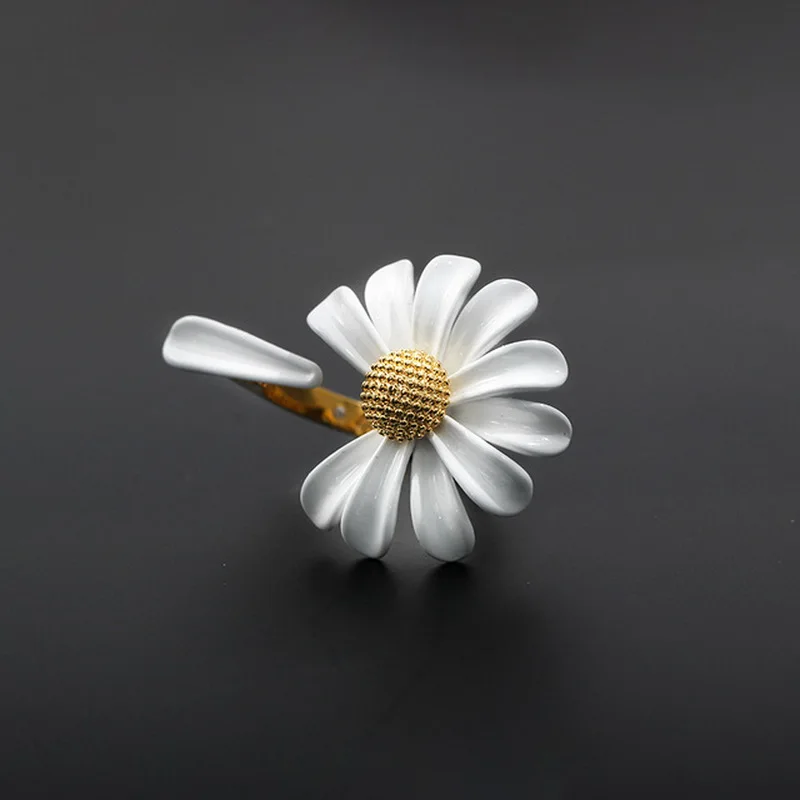 New Spring White Enamel Daisy Flower Vintage Elegant Simple Opening Rings for Women Jewelry Party Gifts