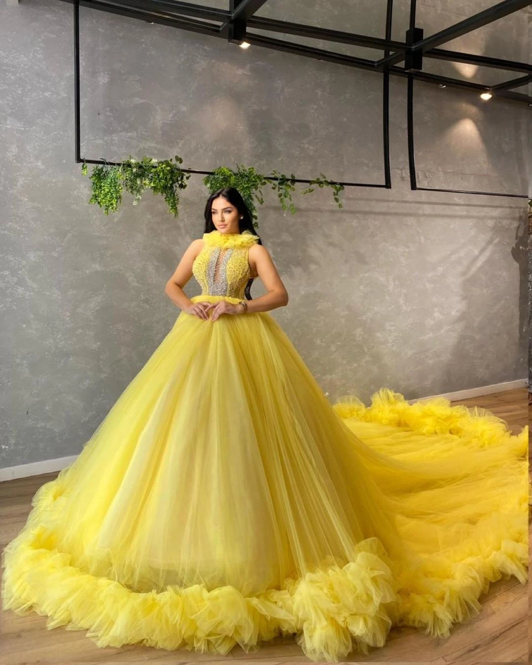 Vestido de novia amarillo brillante con cola larga, vestido de novia con cuentas de cristales de cuello alto, volantes, vestido de bola, vestido de noche, vestido de novia de lujo