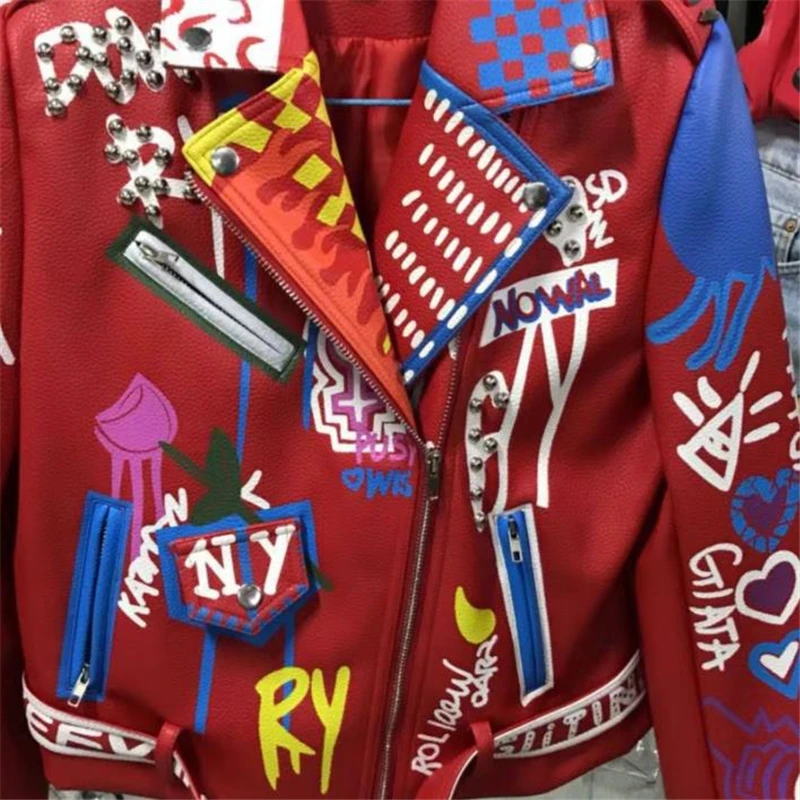 Chaqueta de cuero con remaches y grafiti para mujer, abrigo de manga larga con solapa y cinturón, estilo Punk, color rojo, Y1162, novedad de primavera, 2023