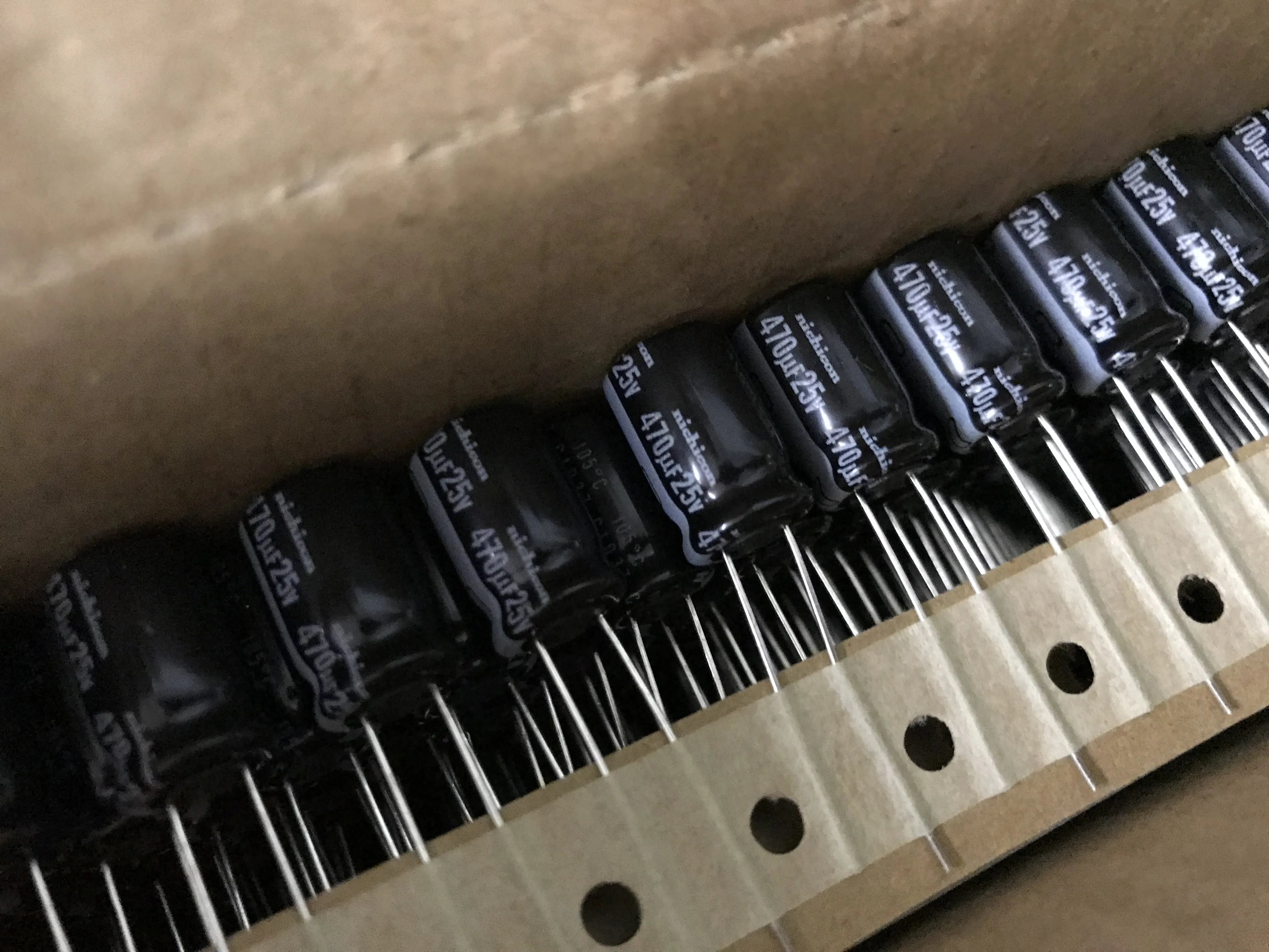 2024 NOWOŚĆ 10PCS Kondensator elektrolityczny Nichicon 25v 470uf HE 10*16 wysoka częstotliwość niska rezystancja długa żywotność 105 25v470uf