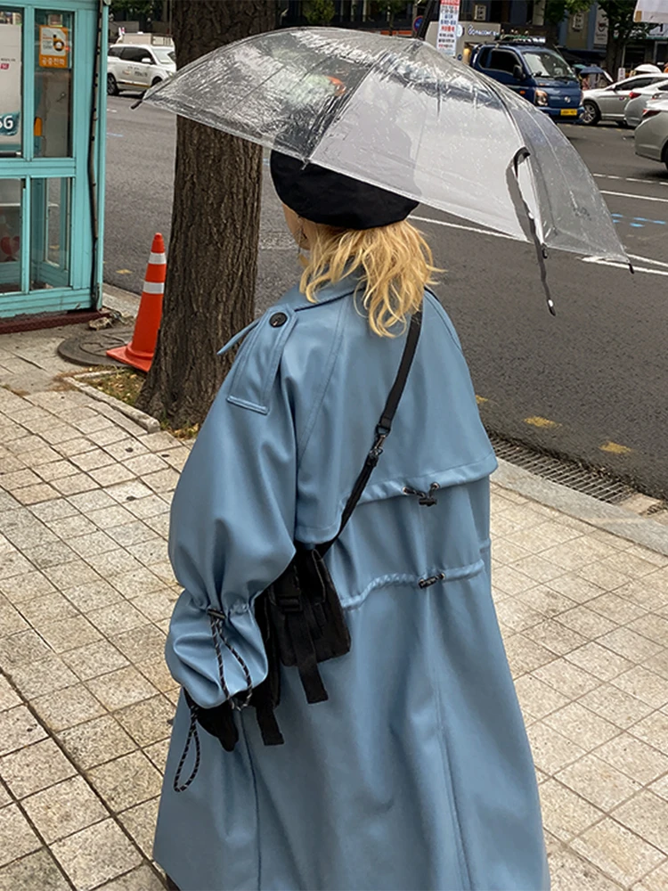 Nerazzurri ฤดูใบไม้ร่วงขนาดใหญ่สีฟ้าหนังยาว Trench Coat ผู้หญิง Raglan Sleeve หลวมสบายๆเสื้อกันฝนกันน้ำ2021