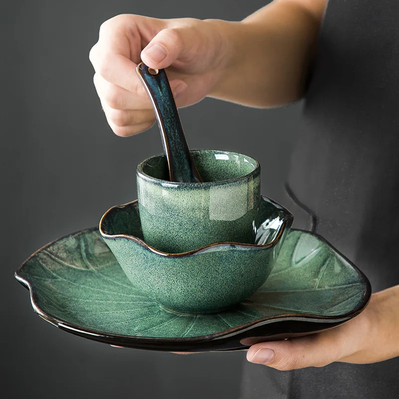 

Japanese-style Lotus Hotel set the stage retro kiln into a one-person tableware bowl set