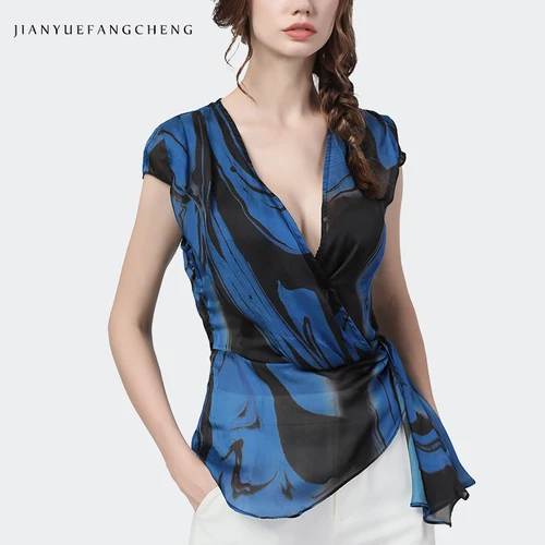 بلوزات وقمصان