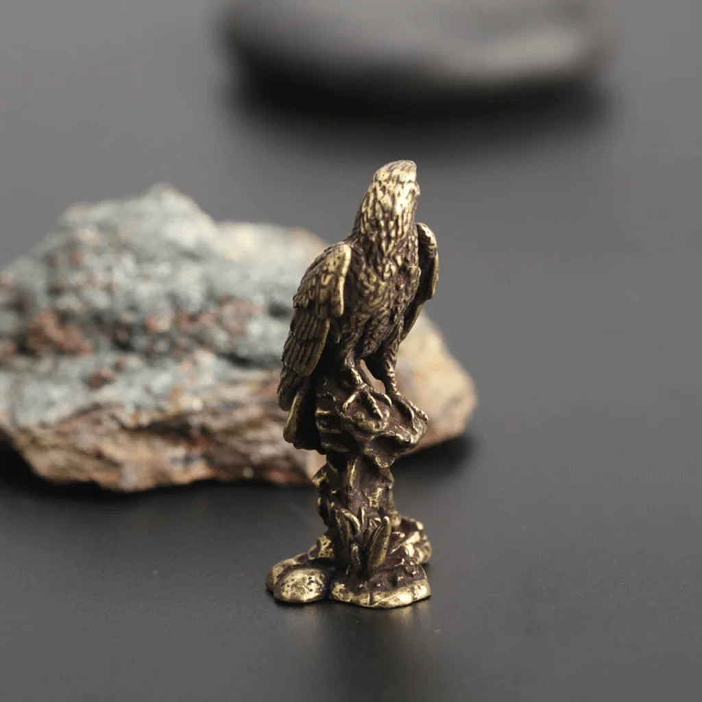 Brass Eagle Figurine Collectable Hawk Small Animal Statue Chinese Feng Shui Ornament for Modern Home Desk Living Room Decoration