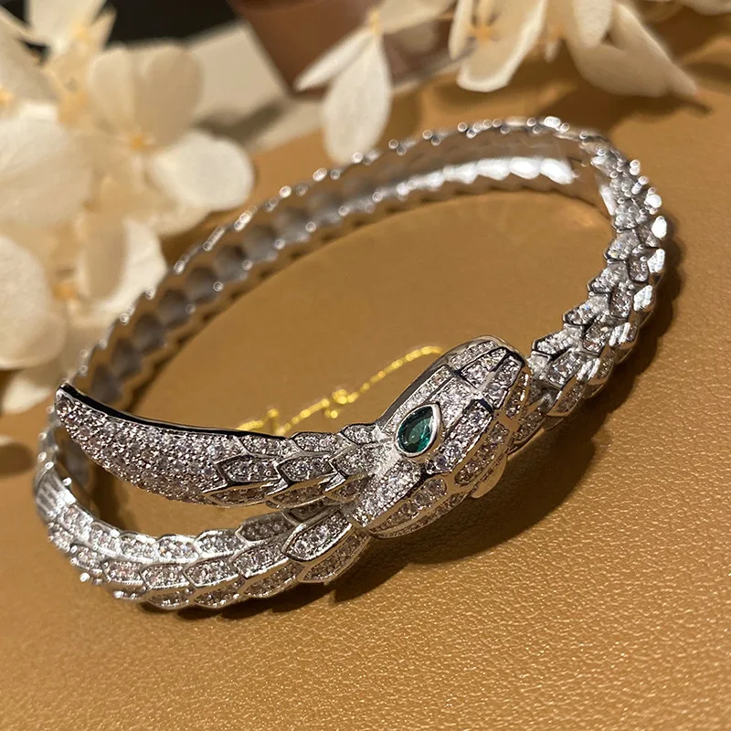 European and American luxury studded green-eyed snake biting tail cross-wrapped single circle snake bracelet for women