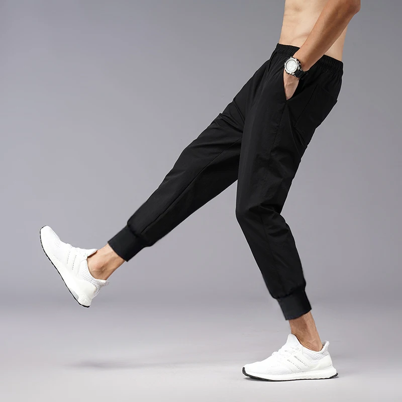 Pantalones finos de verano para hombres, pantalones de chándal elásticos de seda de hielo sueltos de tubo recto de nueve, tendencia coreana, primavera y otoño, estudiantes