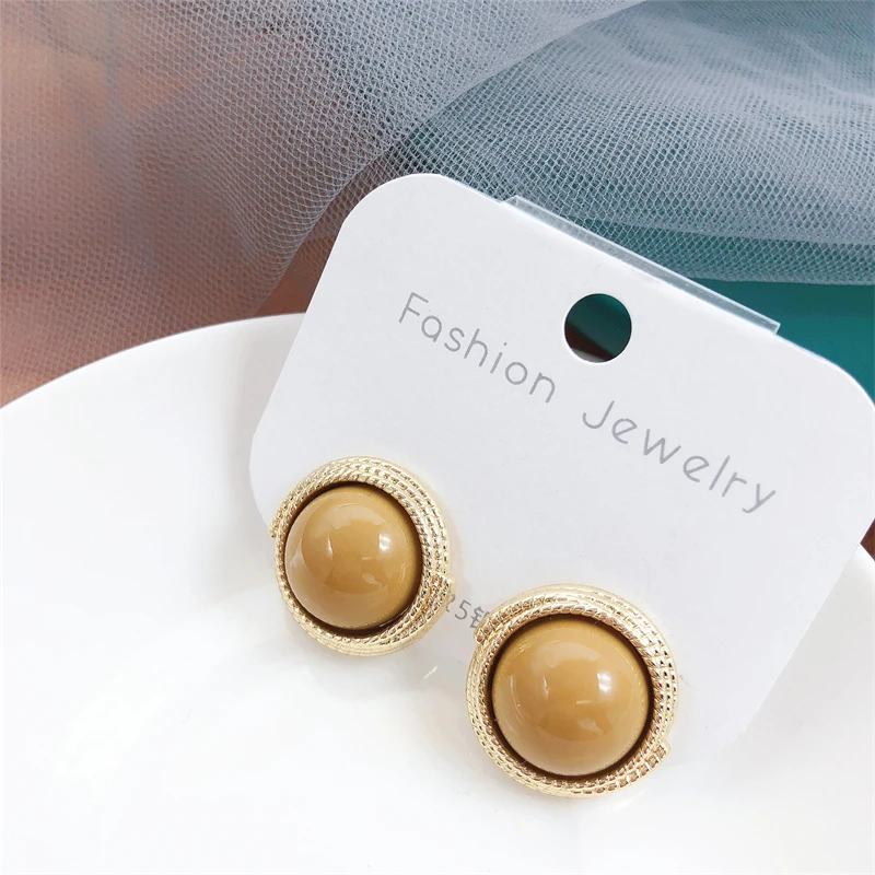 Europe and the United States fashion temperament earrings in 2021 new fashion temperament South Korea round color cat eye earrin