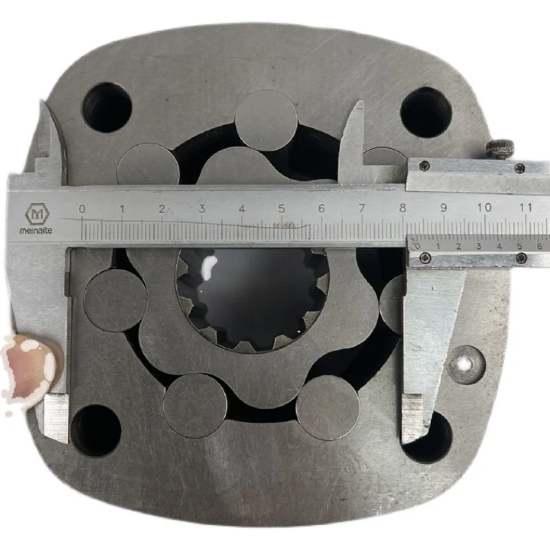 Voor graafmachine accessoires Bobcat MX331 334 337 roterende roterende motor rotor verticale as grote tand olieafscheider montage