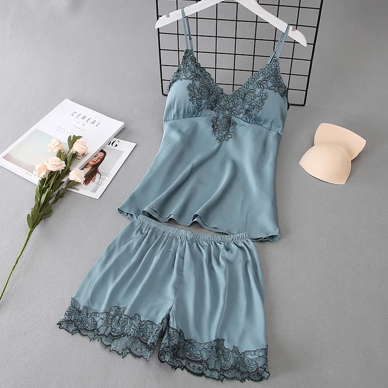 Pijamas suaves de seda de hielo para mujer, conjunto de pantalones cortos con tirantes finos y escote en V, bordado, Sexy, ropa de dormir