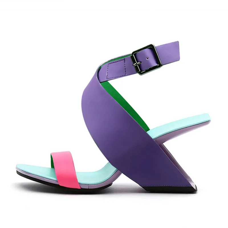 

Женские туфли на необычном каблуке с вырезами и ремешком на пятке 8 см