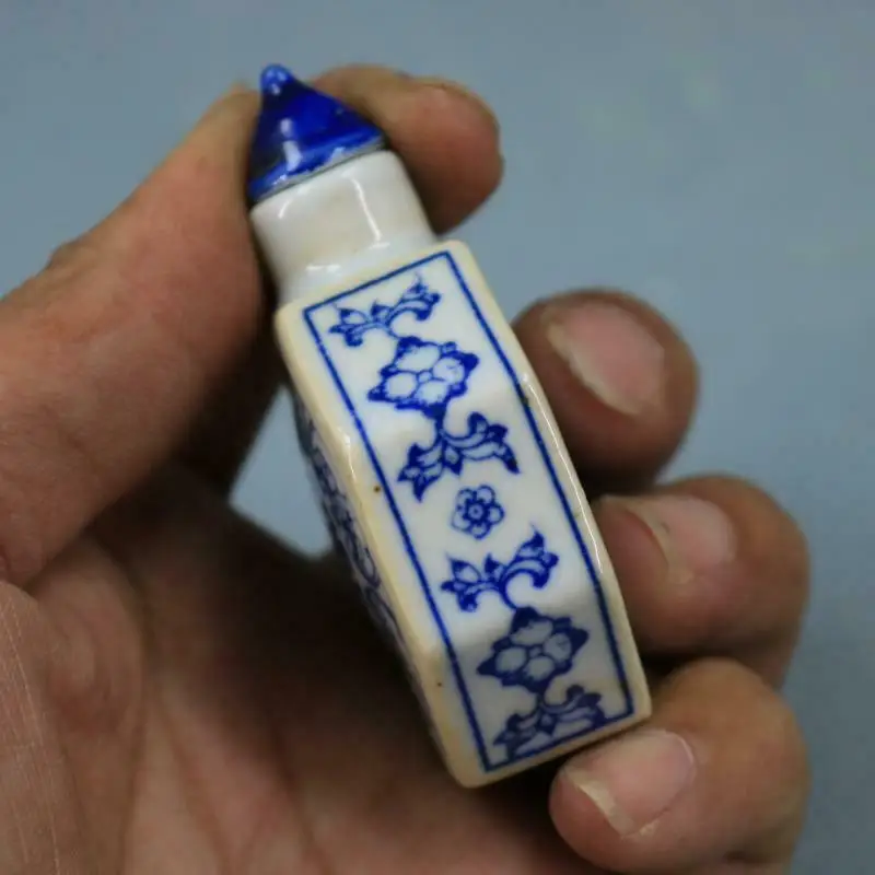 Chinese Blue and White Porcelain Longevity Pattern Snuff Bottle Retro Small Ornaments