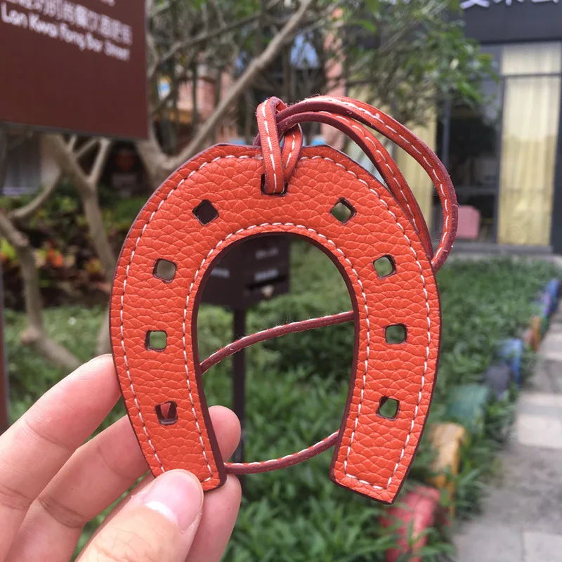 Colgante de cuero PU para bolso de mujer, colgante de herradura de caballo, accesorios de bolso para mujer, adorno de encanto, regalos de moda