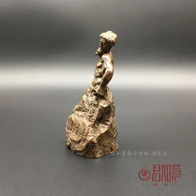 Red copper relief bronze man smashing stone self-improvement inspirational creative home decoration small ornaments